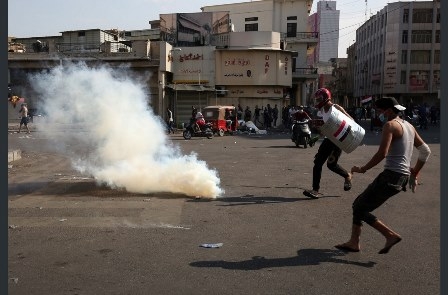 بغداد.. اشتباكات بين قوات الأمن ومتظاهرين قرب جسر الشهداء